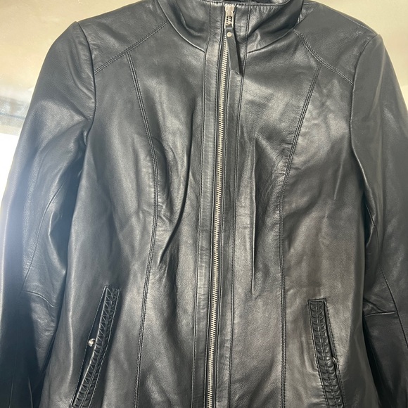 Elegant Black Leather Jacket for Women - Picture 4 of 8